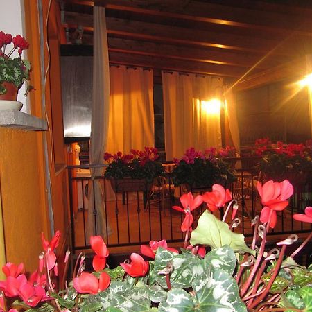 Montagne Rocciose Bed and Breakfast Frascineto Exteriör bild
