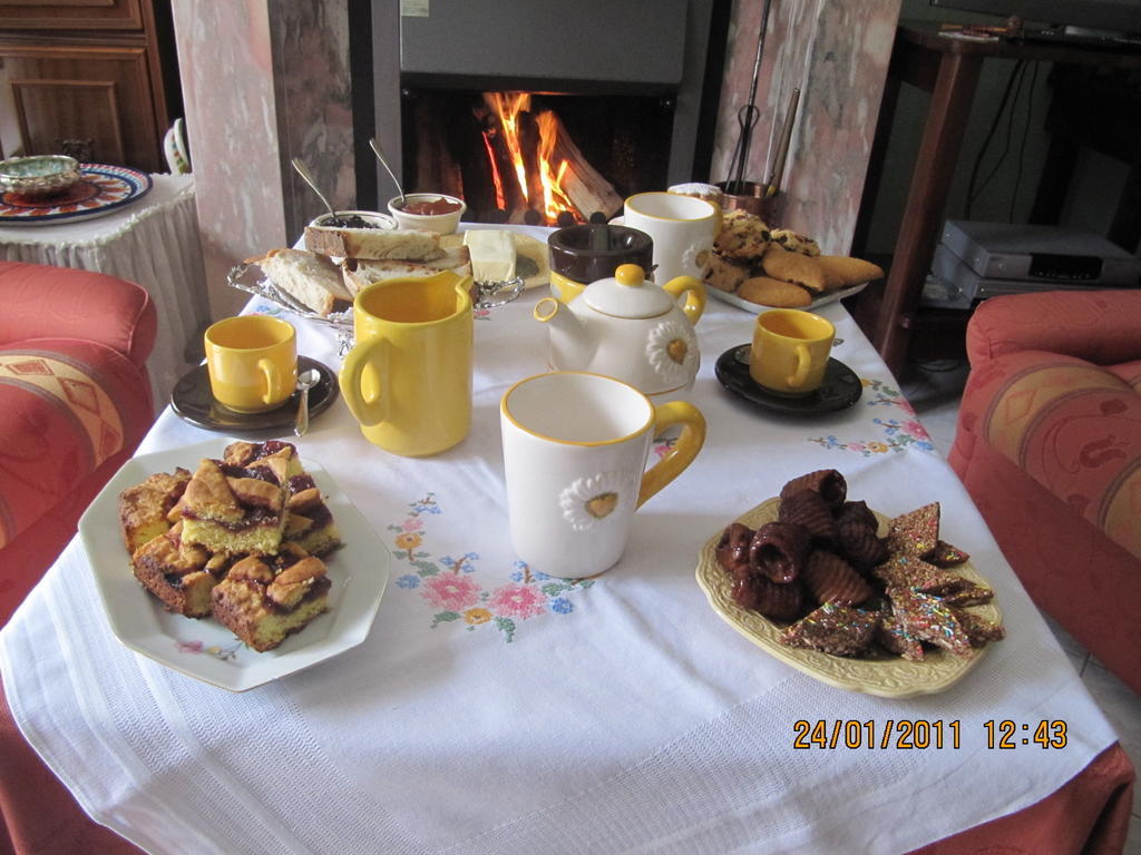 Montagne Rocciose Bed and Breakfast Frascineto Exteriör bild